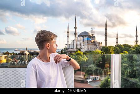 Tourist wird vor dem Hintergrund der Sehenswürdigkeiten Istanbul Hagia Sophia Museum fotografiert. Stockfoto