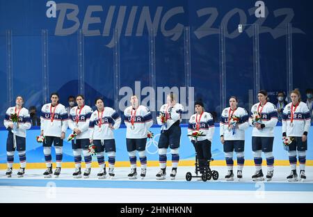 Peking, China. 17th. Februar 2022. Die Silbermedaillengewinnerinnen des Teams USA posieren für ein Foto während der Verleihung des Goldmedaillenspiels der Eishockey-Frauen bei den Olympischen Winterspielen 2022 in Peking zwischen Kanada und den Vereinigten Staaten im Wukesong Sports Center in Peking, der Hauptstadt Chinas, am 17. Februar 2022. Quelle: Huang Zongzhi/Xinhua/Alamy Live News Stockfoto