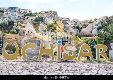 19. Juni 2021 Türkei Uchisar. Schild mit dem Namen der Stadt Uchisar in der türkischen Kappadokien. Stockfoto