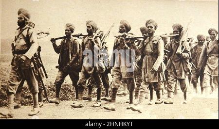 Sikh-Soldaten des Ersten Weltkriegs aus dem Punjab marschieren, um die britischen Streitkräfte im Ersten Weltkrieg zu unterstützen. Indische Truppen begannen ab September 1914 an der Westfront einzutreffen und spielten eine Schlüsselrolle in den Schlachten des Ersten Weltkriegs, vor allem in Ypern, wo ihr beträchtlicher Beitrag wenig Beifall erhielt. Stockfoto