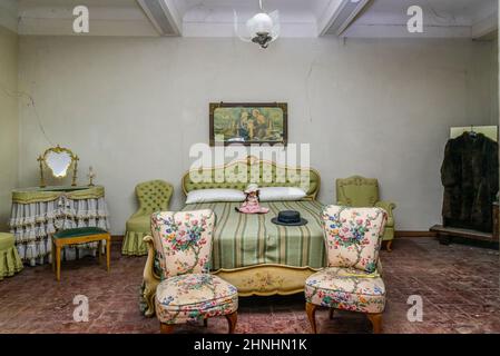 Februar 2022, Schlafzimmer in perfektem Zustand eines verlassenen Hauses, Urbex in Norditalien. Erkundung der Städte Stockfoto