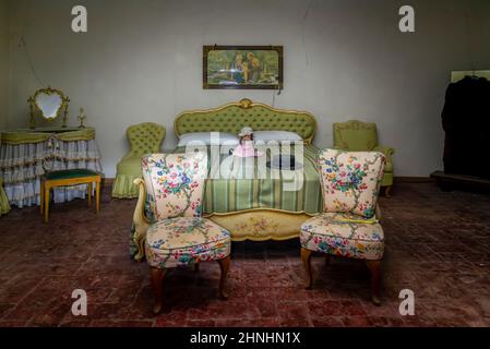 Februar 2022, Schlafzimmer in perfektem Zustand eines verlassenen Hauses, Urbex in Norditalien. Erkundung der Städte Stockfoto