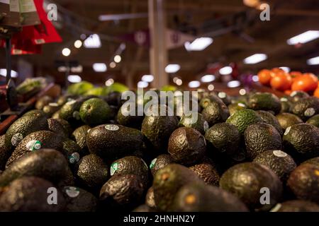 Bloomington, Usa. 14th. Februar 2022. Avocados aus Mexiko wurden in den Vereinigten Staaten verboten, einige sind jedoch in einem Supermarkt in Bloomington, Ind, zum Verkauf erhältlich. Die Regierung der Vereinigten Staaten Verbot Importe aus dem mexikanischen Bundesstaat Michoacán, nachdem eine Drohung gegen einen in Mexiko arbeitenden Inspektor der amerikanischen Bundesregierung ausgesprochen wurde. Kredit: SOPA Images Limited/Alamy Live Nachrichten Stockfoto