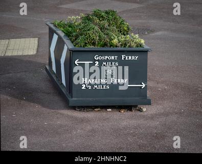 Blumentopf zeigt die Entfernung zu lokalen Fähren von Southsea, England. Stockfoto