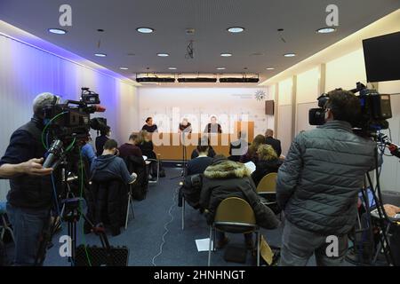 München, Deutschland. 17th. Februar 2022. Anwältin Anne Leiding (auf dem Podium, l-r), Leiter Verkehrspolizei der Münchner Polizeidirektion Steffen Küpper und Pressesprecher Andreas Franken sitzen bei einer Pressekonferenz von Polizei und Staatsanwälten zum Zusammenstoß zweier Münchner Pendlerzüge vor der Polizeidirektion. Quelle: Felix Hörhager/dpa/Alamy Live News Stockfoto
