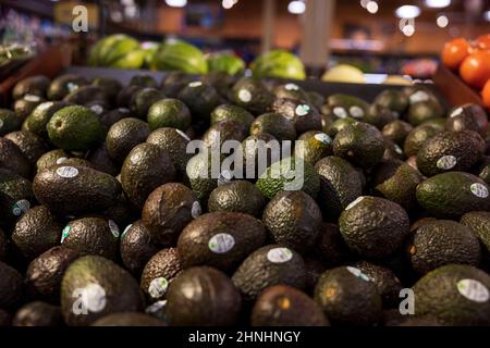 Bloomington, Usa. 14th. Februar 2022. Avocados aus Mexiko wurden in den Vereinigten Staaten verboten, einige sind jedoch in einem Supermarkt in Bloomington, Ind, zum Verkauf erhältlich. Die Regierung der Vereinigten Staaten Verbot Importe aus dem mexikanischen Bundesstaat Michoacán, nachdem eine Drohung gegen einen in Mexiko arbeitenden Inspektor der amerikanischen Bundesregierung ausgesprochen wurde. (Foto von Jeremy Hogan/SOPA Images/Sipa USA) Quelle: SIPA USA/Alamy Live News Stockfoto