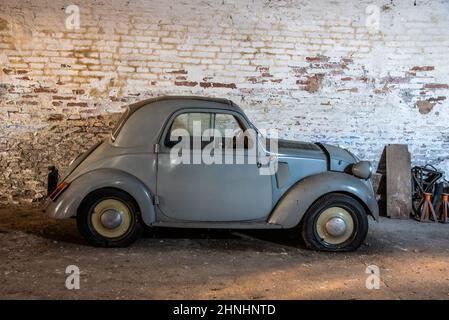 Februar 2022, Autos in einer Garage verlassen, Fiat topolino 500, urbex Stockfoto