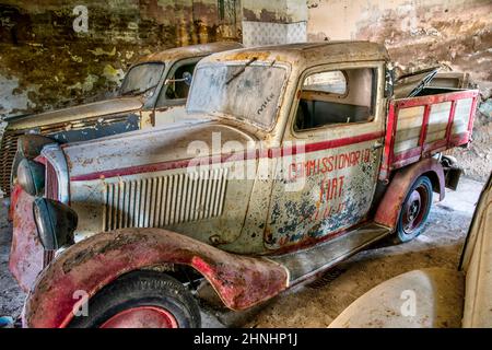 Februar 2022, Autos in einer Garage verlassen, Fiat topolino 500, urbex Stockfoto