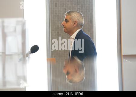 Der Bürgermeister von London, Sadiq Khan, führte ein TV-Interview durch, bevor er auf dem Londoner Gipfel für saubere Luft und Gesundheit im Zentrum Londons sprach. Bilddatum: Donnerstag, 17. Februar 2022. Stockfoto