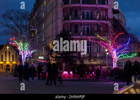 LuminoCity Illuminations in Southend on Sea, Essex, Großbritannien. Kritzelte Bäume vor dem Park Inn Palace Hotel. Besucher Stockfoto