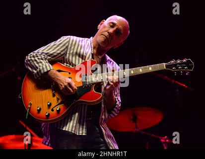 Miami Beach, FL, USA. 16th. Februar 2022. Larry Carlton tritt am 16. Februar 2022 im North Beach Bandshell in Miami Beach, Florida, auf. Kredit: Mpi04/Media Punch/Alamy Live Nachrichten Stockfoto