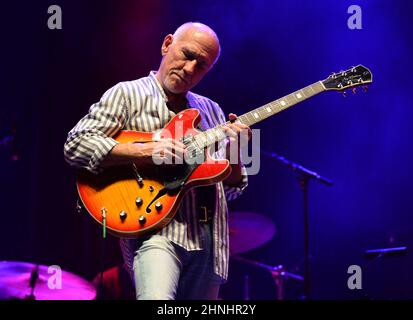 Miami Beach, FL, USA. 16th. Februar 2022. Larry Carlton tritt am 16. Februar 2022 im North Beach Bandshell in Miami Beach, Florida, auf. Kredit: Mpi04/Media Punch/Alamy Live Nachrichten Stockfoto