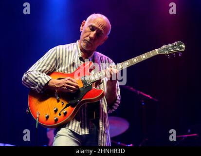 Miami Beach, FL, USA. 16th. Februar 2022. Larry Carlton tritt am 16. Februar 2022 im North Beach Bandshell in Miami Beach, Florida, auf. Kredit: Mpi04/Media Punch/Alamy Live Nachrichten Stockfoto