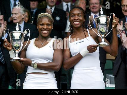 DIE SCHWESTERN SERENA UND VENUS WILLIAMS GEWINNEN BEI DEN WIMBLEDON TENNIS CHAMPIONSHIPS 07.07.2002 DAS DAMENDOPPEL Stockfoto