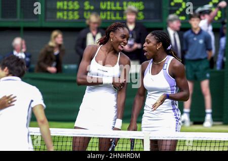 Venus und Serena Williams feiern ihren Sieg gegen Ai Sugiyama und Julie Halard-Decugis im Damendoppel am 10.. Juli 2000 in Wimbledon Stockfoto