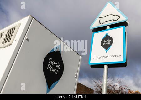 Dame mittleren Alters, die die Fahrzeugladestation „GeniePoint EV Charging“ in Hampshire, England, Großbritannien, verwendet Stockfoto