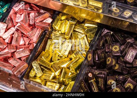 Italienische Gianduja-Schokolade in Folienverpackungen bei Eataly, London, Großbritannien Stockfoto