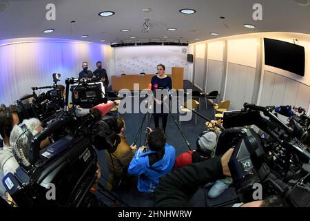 München, Deutschland. 17th. Februar 2022. Die Oberanwältin Anne Leiding (M) beantwortet Fragen von Journalisten auf einer Pressekonferenz, die Polizei und Staatsanwaltschaft im Polizeipräsidium nach dem Zusammenstoß zweier Münchner Nahverkehrszüge abgehalten haben. Quelle: Felix Hörhager/dpa/Alamy Live News Stockfoto