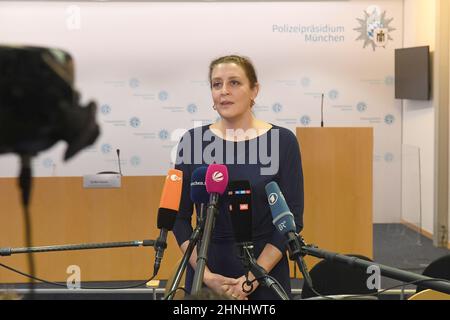 München, Deutschland. 17th. Februar 2022. Die Oberanwältin Anne Leiding beantwortet Fragen von Journalisten auf einer Pressekonferenz, die von Polizei und Staatsanwaltschaft im Polizeipräsidium nach dem Zusammenstoß zweier Münchner Nahverkehrszüge abgehalten wurde. Quelle: Felix Hörhager/dpa/Alamy Live News Stockfoto