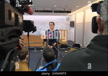 München, Deutschland. 17th. Februar 2022. Die Oberanwältin Anne Leiding beantwortet Fragen von Journalisten auf einer Pressekonferenz, die von Polizei und Staatsanwaltschaft im Polizeipräsidium nach dem Zusammenstoß zweier Münchner Nahverkehrszüge abgehalten wurde. Quelle: Felix Hörhager/dpa/Alamy Live News Stockfoto