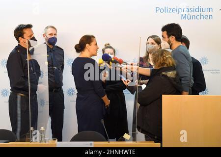 München, Deutschland. 17th. Februar 2022. Die Oberanwältin Anne Leiding (M) beantwortet Fragen von Journalisten auf einer Pressekonferenz, die Polizei und Staatsanwaltschaft im Polizeipräsidium nach dem Zusammenstoß zweier Münchner Nahverkehrszüge abgehalten haben. Quelle: Felix Hörhager/dpa/Alamy Live News Stockfoto