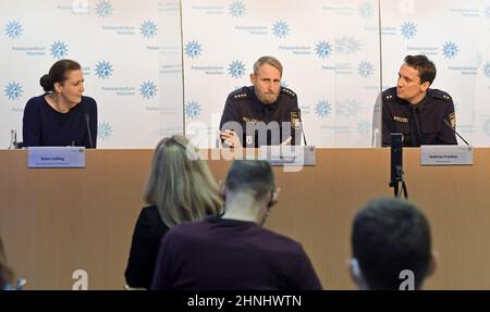 München, Deutschland. 17th. Februar 2022. Oberanwältin Anne Leiding (auf dem Podium, l-r), der Leiter der Verkehrspolizei der Münchner Polizeizentrale, Steffen Küpper, Und Pressesprecher Andreas Franken sitzt bei einer Pressekonferenz von Polizei und Staatsanwaltschaft, bei der Kollision zweier Münchner S-Bahnen, am Polizeipräsidium. Quelle: Felix Hörhager/dpa/Alamy Live News Stockfoto