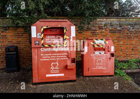 Woodbridge Suffolk UK Februar 16 2022: Spendenbehälter für wohltätige Zwecke sammeln Kleidung, Bücher und Unterhaltung für die British Heart Foundation Stockfoto