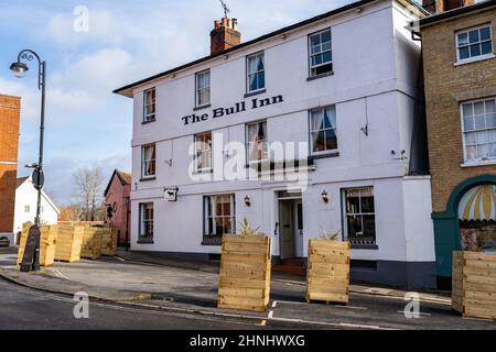 Woodbridge Suffolk UK Februar 16 2022: Das beliebte The Bull Inn befindet sich in der Marktstadt Woodbridge in Suffolk Stockfoto