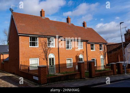 Woodbridge Suffolk UK February 16 2022: Eine Reihe von 3 neu gebauten Stadthäusern im Zentrum einer belebten Marktstadt. Neubau, erschwingliches Wohnkonzept Stockfoto