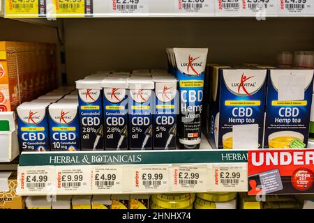 Woodbridge Suffolk UK February 16 2022: Eine Reihe von CBD-basierten Gesundheitsprodukten, darunter Öle, Tee und Creme. CBD-basierte Produkte sind jetzt in Großbritannien legal Stockfoto