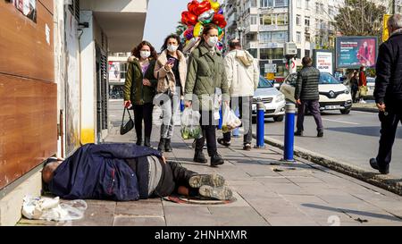 Izmir, Türkei, Türkei. 13th. Februar 2022. Zufällige Menschen auf der Straße im täglichen Leben in Alsancak in Izmir. Land ist bekannt, dass die Mehrheit der Bevölkerung mit der hohen Inflation zu kämpfen. (Bild: © Idil Toffolo/Pacific Press via ZUMA Press Wire) Stockfoto