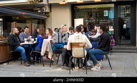 Izmir, Türkei, Türkei. 13th. Februar 2022. Zufällige Menschen auf der Straße im täglichen Leben in Alsancak in Izmir. Land ist bekannt, dass die Mehrheit der Bevölkerung mit der hohen Inflation zu kämpfen. (Bild: © Idil Toffolo/Pacific Press via ZUMA Press Wire) Stockfoto