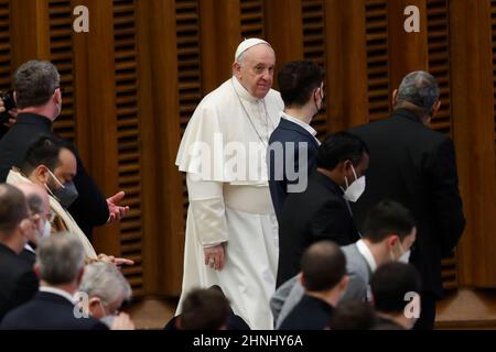 Papst Franziskus kommt zur Eröffnung eines Symposiums über Berufungen in der Aula Paul VI. Im Vatikan. 17th. Februar 2022. Quelle: Riccardo De Luca - Bilder Aktualisieren/Alamy Live News Stockfoto