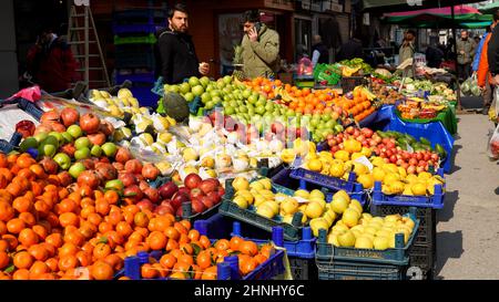 Izmir, Türkei, Türkei. 13th. Februar 2022. Zufällige Menschen auf der Straße im täglichen Leben in Alsancak in Izmir. Land ist bekannt, dass die Mehrheit der Bevölkerung mit der hohen Inflation zu kämpfen. (Bild: © Idil Toffolo/Pacific Press via ZUMA Press Wire) Stockfoto