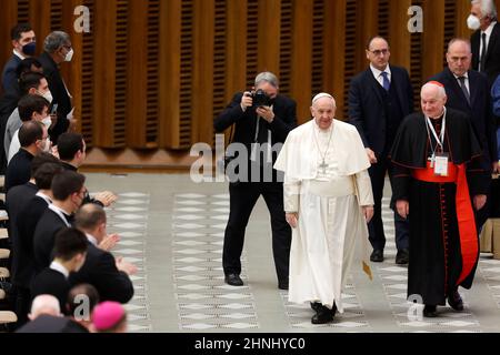 Papst Franziskus kommt in Begleitung von Kardinal Marc Ouellet zur Eröffnung eines Symposiums über Berufungen in der Aula Paul VI. Im Vatikan am 17. Februar 2022. Quelle: Riccardo De Luca - Bilder Aktualisieren/Alamy Live News Stockfoto