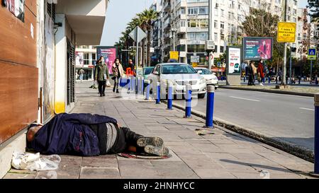 Izmir, Türkei, Türkei. 13th. Februar 2022. Zufällige Menschen auf der Straße im täglichen Leben in Alsancak in Izmir. Land ist bekannt, dass die Mehrheit der Bevölkerung mit der hohen Inflation zu kämpfen. (Bild: © Idil Toffolo/Pacific Press via ZUMA Press Wire) Stockfoto