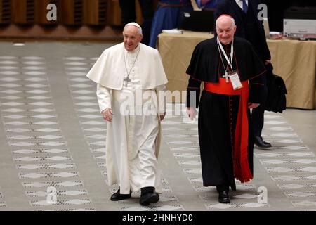 Papst Franziskus kommt in Begleitung von Kardinal Marc Ouellet zur Eröffnung eines Symposiums über Berufungen in der Aula Paul VI. Im Vatikan am 17. Februar 2022. Quelle: Riccardo De Luca - Bilder Aktualisieren/Alamy Live News Stockfoto