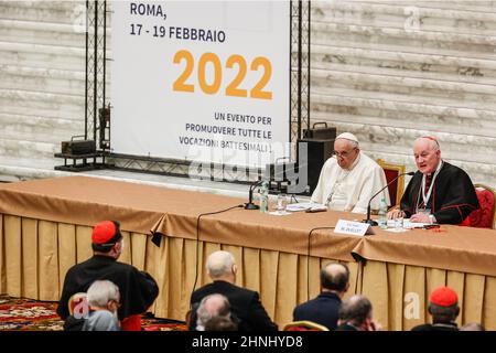 Papst Franziskus kommt zur Eröffnung eines Symposiums über Berufungen in der Aula Paul VI. Im Vatikan. 17th. Februar 2022. Quelle: Riccardo De Luca - Bilder Aktualisieren/Alamy Live News Stockfoto