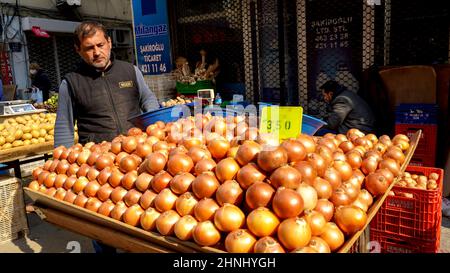 Izmir, Türkei, Türkei. 13th. Februar 2022. Zufällige Menschen auf der Straße im täglichen Leben in Alsancak in Izmir. Land ist bekannt, dass die Mehrheit der Bevölkerung mit der hohen Inflation zu kämpfen. (Bild: © Idil Toffolo/Pacific Press via ZUMA Press Wire) Stockfoto