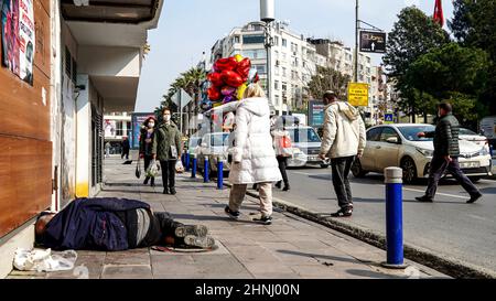 Izmir, Türkei, Türkei. 13th. Februar 2022. Zufällige Menschen auf der Straße im täglichen Leben in Alsancak in Izmir. Land ist bekannt, dass die Mehrheit der Bevölkerung mit der hohen Inflation zu kämpfen. (Bild: © Idil Toffolo/Pacific Press via ZUMA Press Wire) Stockfoto