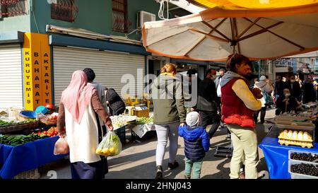 Izmir, Türkei, Türkei. 13th. Februar 2022. Zufällige Menschen auf der Straße im täglichen Leben in Alsancak in Izmir. Land ist bekannt, dass die Mehrheit der Bevölkerung mit der hohen Inflation zu kämpfen. (Bild: © Idil Toffolo/Pacific Press via ZUMA Press Wire) Stockfoto