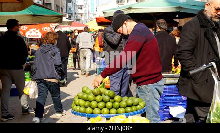 Izmir, Türkei, Türkei. 13th. Februar 2022. Zufällige Menschen auf der Straße im täglichen Leben in Alsancak in Izmir. Land ist bekannt, dass die Mehrheit der Bevölkerung mit der hohen Inflation zu kämpfen. (Bild: © Idil Toffolo/Pacific Press via ZUMA Press Wire) Stockfoto