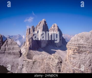 Das Bild zeigt die berühmten drei Türme, die auf Deutsch drei Zinnen heißen, aber auf Italienisch poetischer als die drei Zinnen di Laverado in der Region Sexten-Sexten im Osten der italienischen Dolomiten benannt sind. Während des Ersten Weltkriegs, bekannt als der Weiße Krieg, stellten die Gipfel eine natürliche Barriere zwischen den Italienern und den streikenden Österreichern dar, wobei die Front durch die Gipfel lief. Stockfoto