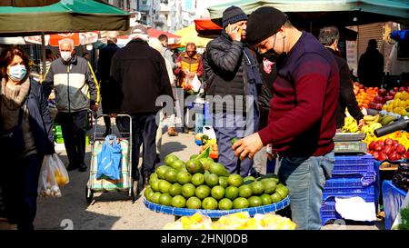 Izmir, Türkei, Türkei. 13th. Februar 2022. Zufällige Menschen auf der Straße im täglichen Leben in Alsancak in Izmir. Land ist bekannt, dass die Mehrheit der Bevölkerung mit der hohen Inflation zu kämpfen. (Bild: © Idil Toffolo/Pacific Press via ZUMA Press Wire) Stockfoto