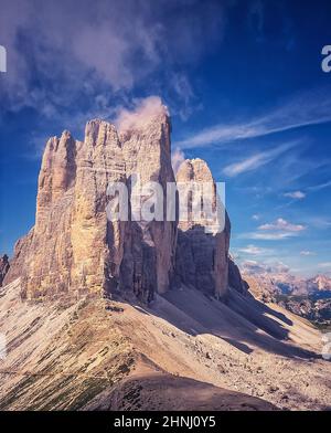 Das Bild zeigt die berühmten drei Türme, die auf Deutsch drei Zinnen heißen, aber auf Italienisch poetischer als die drei Zinnen di Laverado in der Region Sexten-Sexten im Osten der italienischen Dolomiten benannt sind. Während des Ersten Weltkriegs, bekannt als der Weiße Krieg, stellten die Gipfel eine natürliche Barriere zwischen den Italienern und den streikenden Österreichern dar, wobei die Front durch die Gipfel lief. Stockfoto