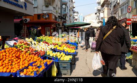 Izmir, Türkei, Türkei. 13th. Februar 2022. Zufällige Menschen auf der Straße im täglichen Leben in Alsancak in Izmir. Land ist bekannt, dass die Mehrheit der Bevölkerung mit der hohen Inflation zu kämpfen. (Bild: © Idil Toffolo/Pacific Press via ZUMA Press Wire) Stockfoto