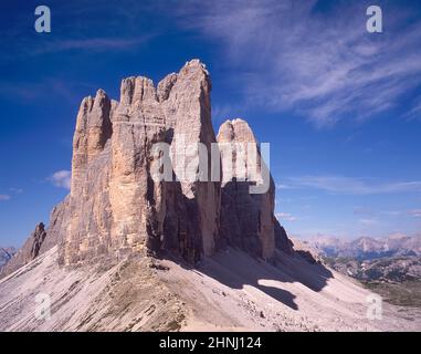 Das Bild zeigt die berühmten drei Türme, die auf Deutsch drei Zinnen heißen, aber auf Italienisch poetischer als die drei Zinnen di Laverado in der Region Sexten-Sexten im Osten der italienischen Dolomiten benannt sind. Während des Ersten Weltkriegs, bekannt als der Weiße Krieg, stellten die Gipfel eine natürliche Barriere zwischen den Italienern und den streikenden Österreichern dar, wobei die Front durch die Gipfel lief. Stockfoto