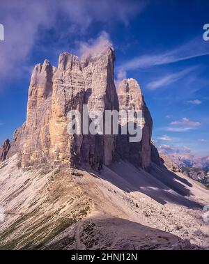 Das Bild zeigt die berühmten drei Türme, die auf Deutsch drei Zinnen heißen, aber auf Italienisch poetischer als die drei Zinnen di Laverado in der Region Sexten-Sexten im Osten der italienischen Dolomiten benannt sind. Während des Ersten Weltkriegs, bekannt als der Weiße Krieg, stellten die Gipfel eine natürliche Barriere zwischen den Italienern und den streikenden Österreichern dar, wobei die Front durch die Gipfel lief. Stockfoto