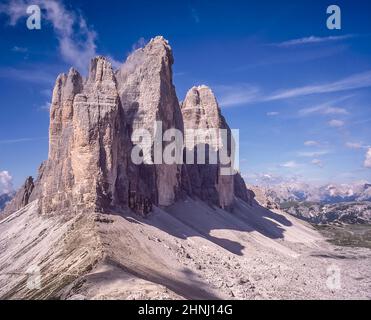 Das Bild zeigt die berühmten drei Türme, die auf Deutsch drei Zinnen heißen, aber auf Italienisch poetischer als die drei Zinnen di Laverado in der Region Sexten-Sexten im Osten der italienischen Dolomiten benannt sind. Während des Ersten Weltkriegs, bekannt als der Weiße Krieg, stellten die Gipfel eine natürliche Barriere zwischen den Italienern und den streikenden Österreichern dar, wobei die Front durch die Gipfel lief. Stockfoto