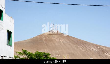 Telekommunikationsantenne auf einem Berg in Barcelona, Katalonien, Spanien, Europa Stockfoto